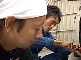 自動車整備士！汗と油にまみれた体を引き寄せ交じり合う