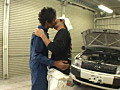 自動車整備士！汗と油にまみれた体を引き寄せ交じり合う