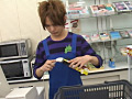 コンビニ店員が客に脅され性行為！店内でアナルファック