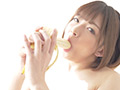 大人気女優 麻里梨夏チャンの極上舌ベロでバナナ舐め！