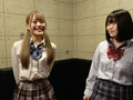 制服女子に四つん這いでくすぐり対決をしてもらった