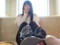 OL黒パンストセクシー美女のずぶ濡れ足裏くすぐり