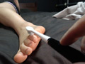 敏感美女の足裏くすぐりからのお尻＆乳首くすぐりプレイ