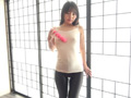 美女の卑猥な立ち電マオナニー