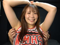 脇＆乳首を男性スタッフにくすぐられるチアガール美女！