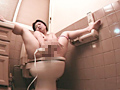 個室トイレ覗撮り うっとり陶○全裸オナニー