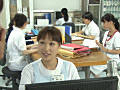 胸チラしているのに気付かず働く担当看護師