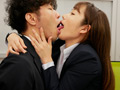 ○った勢いで会社の先輩の乳首をイジったら