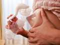 嫁に搾乳の仕方を教えてる先輩ママさんのおっぱいに発情