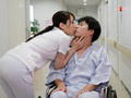 顔面接吻 唾液まみれのキスに目覚めてしまった看護師