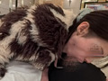 【顔舐め】ファーに身を包んだ女子に食べられる