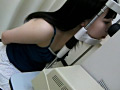 検眼しているときのあいた胸元で捉えた乳首○撮2