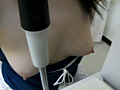 検眼しているときのあいた胸元で捉えた乳首○撮2