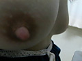 検眼しているときのあいた胸元で捉えた乳首○撮2