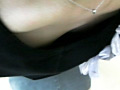 検眼しているときのあいた胸元で捉えた乳首○撮2