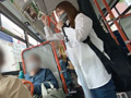 路上ギター女