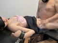 女性をガチムチ男がくすぐり＆電マ＆ハメ撮りの刑に！