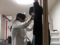 女医に立ち拘束されてくすぐりの刑にかけられたM男！