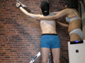 レンガのSMルームでくすぐりの刑にかけられたM男！