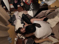 玄関セックス 扉の向こう側でハメ狂う淫乱女たち
