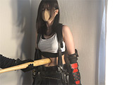 FF7ティファの姿で腹パンチされる色白受付嬢
