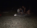 人気のない浜辺で○○を繰り返す○○○魔の記録映像