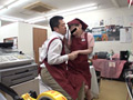 閉店後の店内でパートの人妻を○すスーパー店長