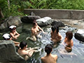 同窓会の旅館の露天風呂で同級生に○される人妻たち