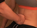 この子のお腹を殴った