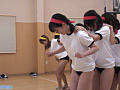 女の子の裸足で体育