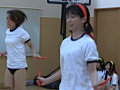 跳ねる裸足の脚が好き