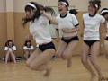 跳ねる裸足の脚が好き