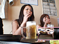 居酒屋で客にバレないように○制SEX3