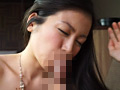 一般熟女の目の前で勃起チ○ポをシゴキあげ握らせてたら