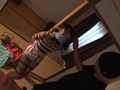 囚われの危機に陥る女 股縄で感じてしまったペタパイ娘