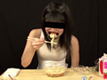 開口で食事06