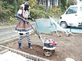 ライブ前にアイドルが 全身黒塗りして、アルバイト！！