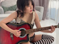 コスプレイヤーHちゃんの下着でギター練習