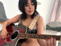 コスプレイヤーHちゃんの下着でギター練習