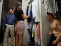 着衣巨乳で誘惑してくる隣人妻と時短浮気セックス