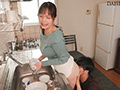 谷間を魅せつけ視線で誘惑。 月見伊織