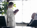 人妻秘書 机の下の密かなクンニ情事―。 小沢菜穂