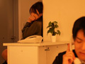 人妻秘書 机の下の密かなクンニ情事―。 小沢菜穂