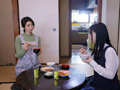 中年大家いいなり母娘。 宮上唯依花／美ノ嶋めぐり サンプル画像1