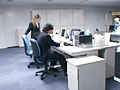 仕事中のコソコソ手コキは新入社員にヤらせなさい！