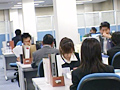 仕事中のコソコソ手コキは新入社員にヤらせなさい！