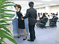 仕事中のコソコソ手コキは新入社員にヤらせなさい！