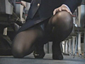 恥ずかしがりながらも興奮して見せつけてくる金髪CA