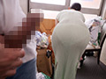 ゴミ集積場でパンツが丸見え状態の奥さんと2人きり！
