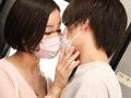イケメン彼氏を背後から手コキで勃起誘惑する性欲熟女